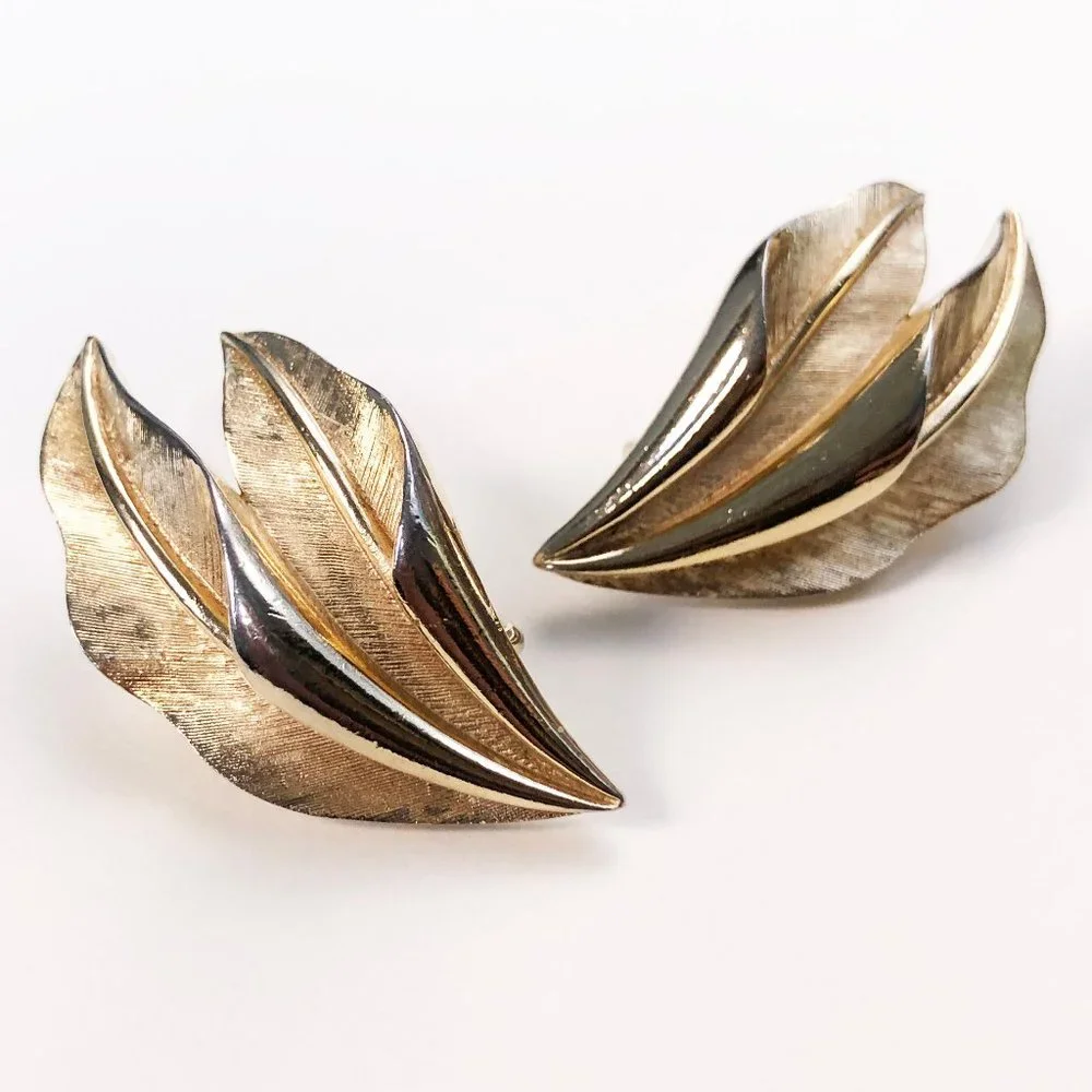 Vintage gold leaf earrings clip on, signed Crown Trifari leaves jewelry